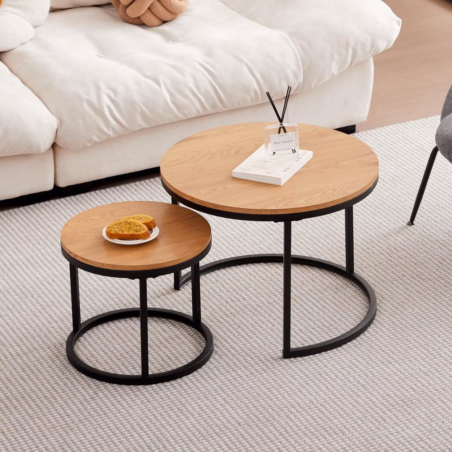 Set di 2 tavolini impilabili, forma rotonda, ideali per il soggiorno, in metallo verniciato, color marrone chiaro, dimensioni 60x45 cm e 40x35 cm