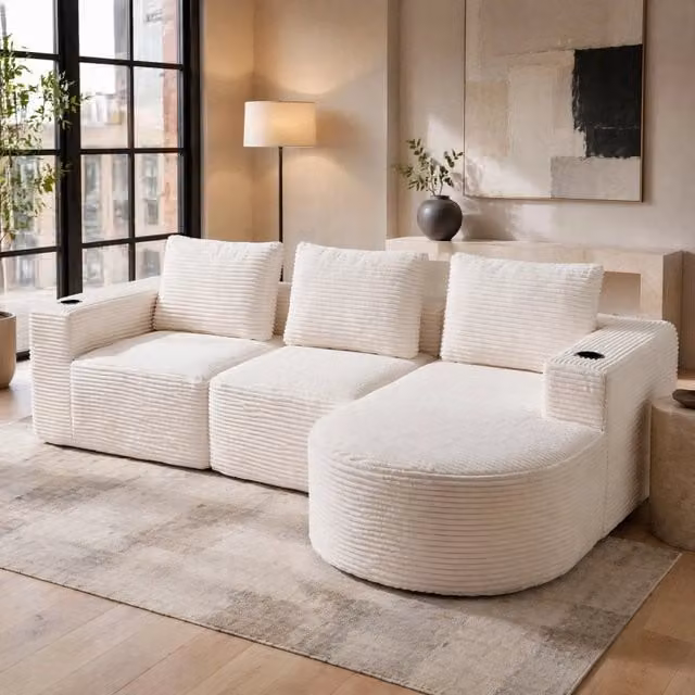 Divano beige in poliestere imbottito con 3 cuscini e 2 portabicchieri