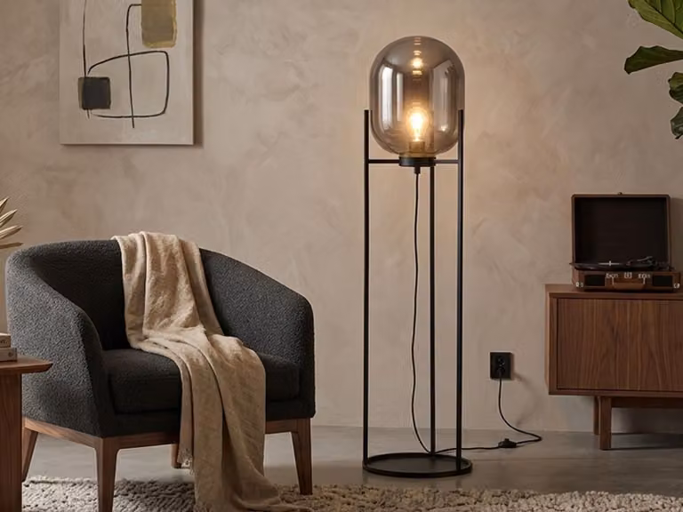 Piccola lampada da terra con base in metallo, paralume ovale in vetro fumé e LED dimmerabile, altezza 110 cm