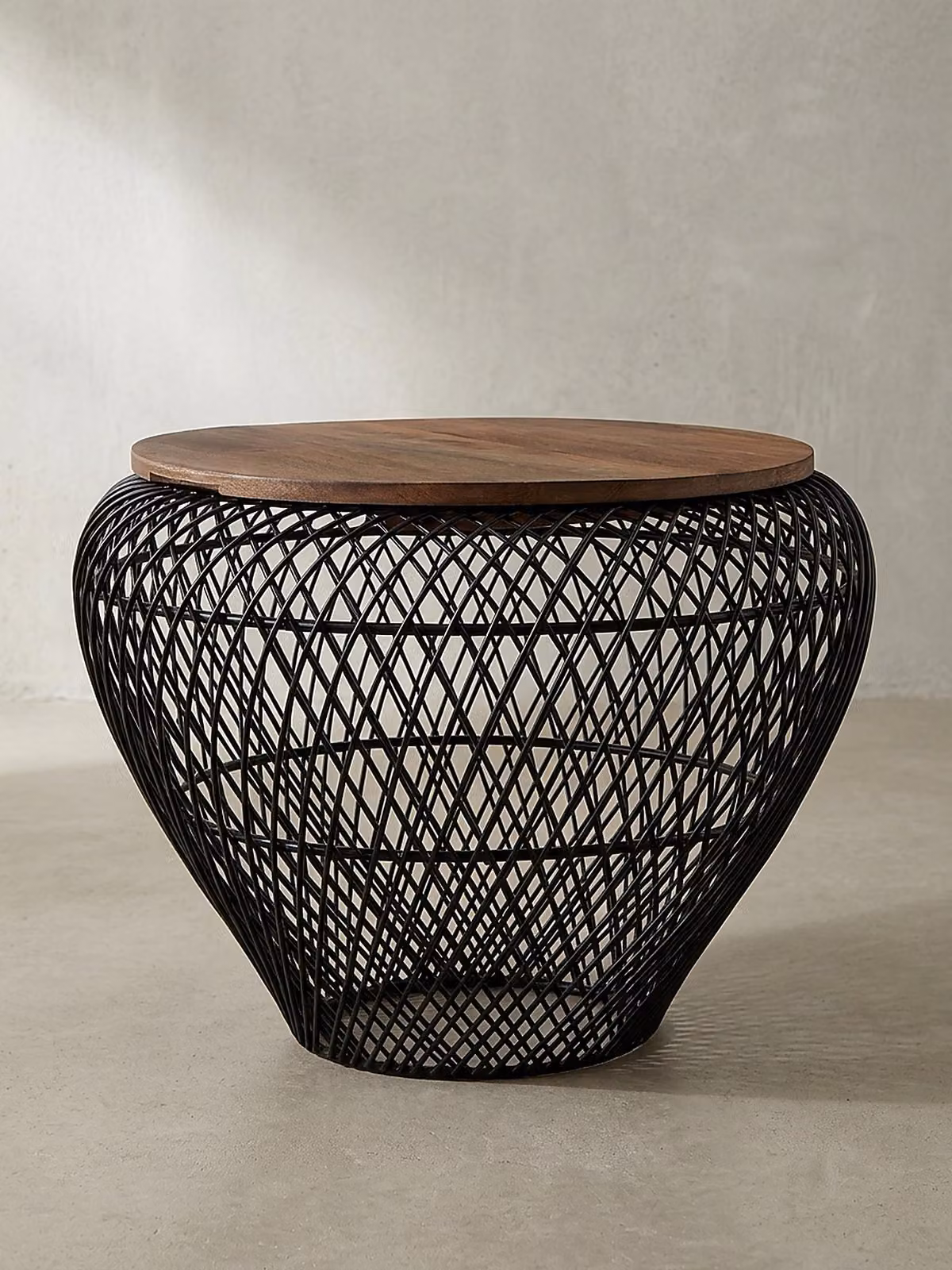 Tavolino rotondo con vano contenitore: struttura in legno e metallo, vano contenitore interno, legno massello di mango riciclato. Nero, 60x60x45 cm | Kadima Design