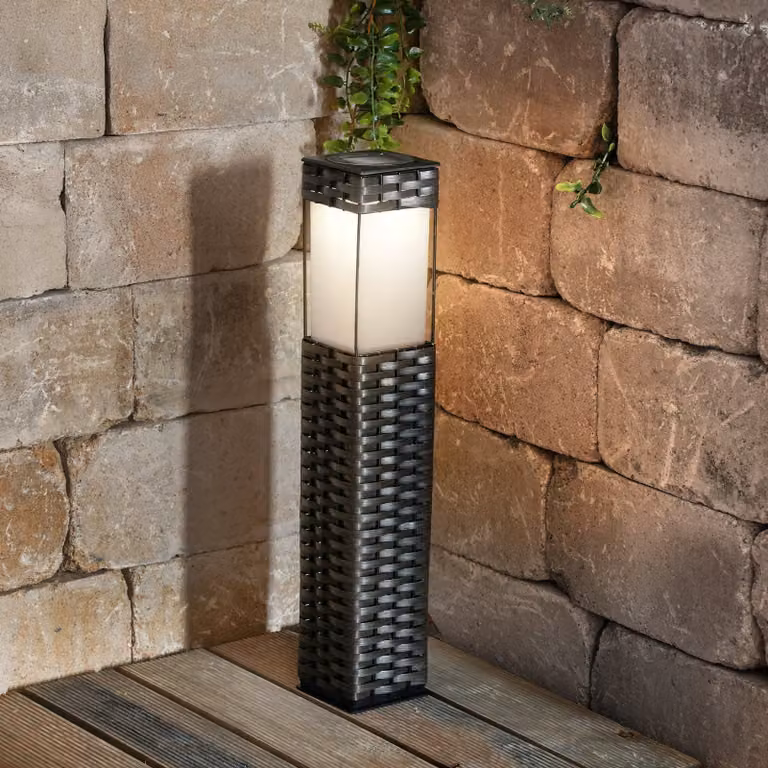 Lampe solaire en rotin