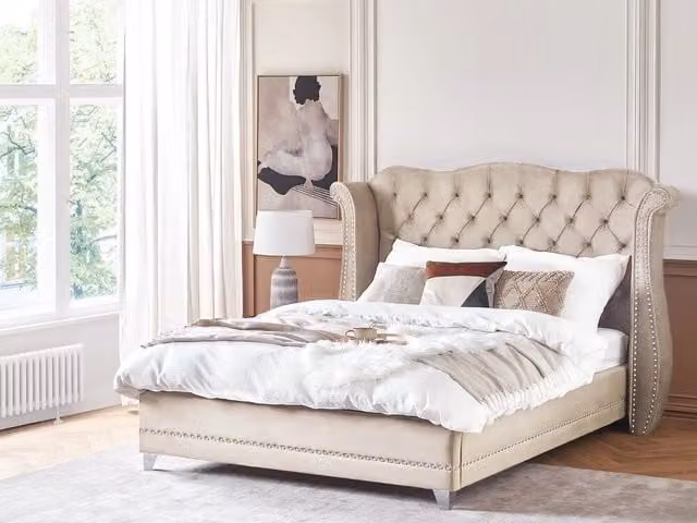 Letto Beliani in velluto beige con testiera alta decorata e struttura in legno di pino L/P/H: 180 x 200 cm