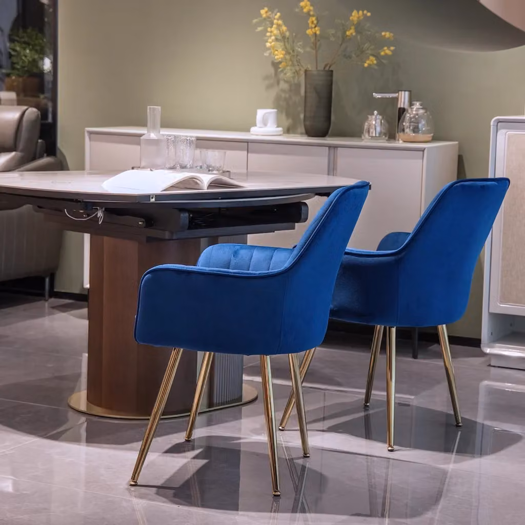 Set di 2 sedie da pranzo MINIMAL con braccioli in tessuto blu e gambe in metallo oro – 2
