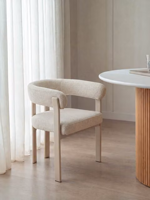 Sedia imbottita Velune Kenay Home beige con gambe in legno e metallo