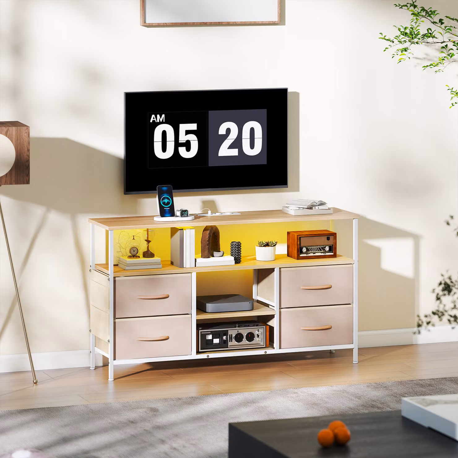 Mobile TV HOMCOM con luce LED, porte USB e 4 cassetti, Beige e Bianco, L 120 x P 30 x H 67,5 cm – 2