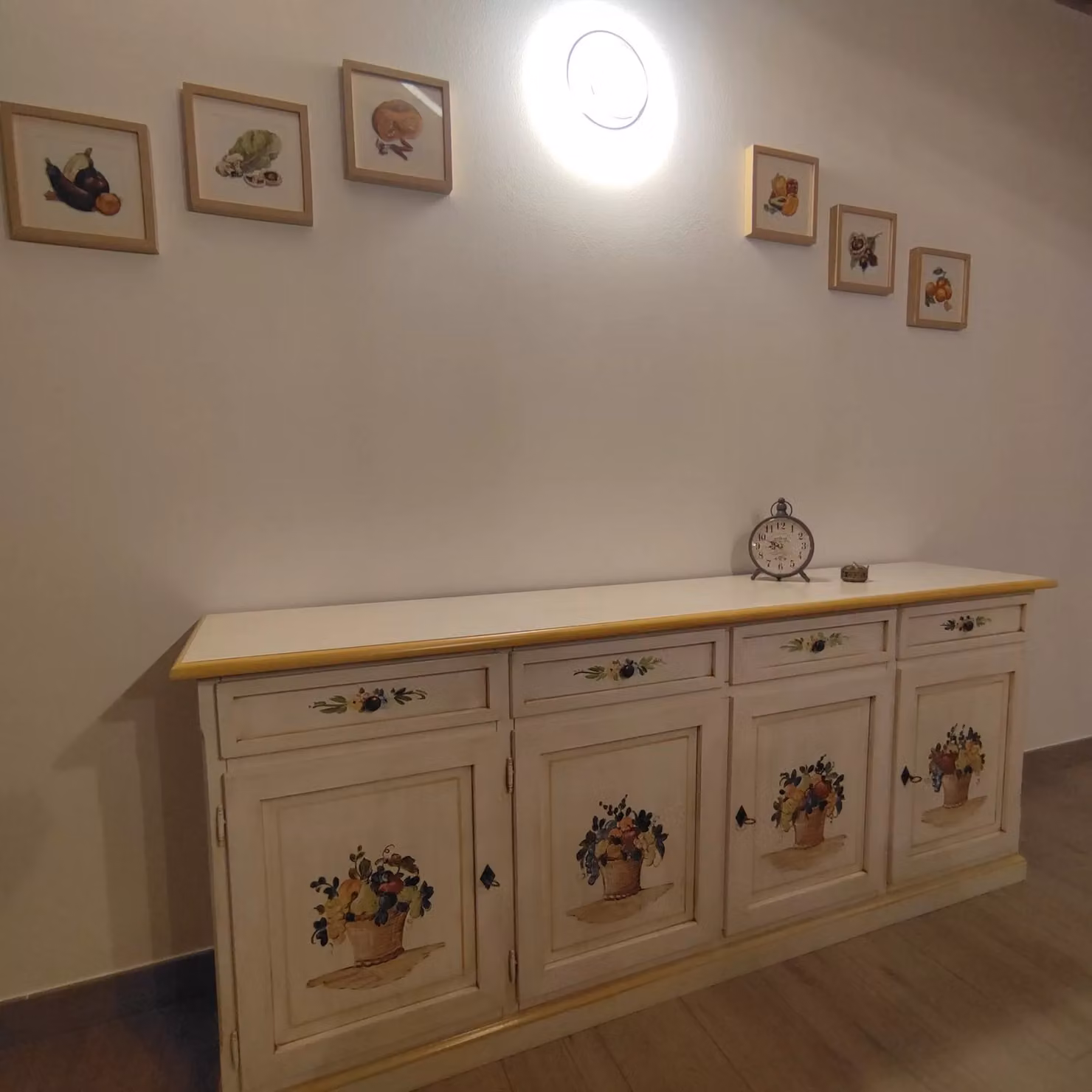 Credenza 4 porte in legno stile shabby chic bianco anticato con decori floreali ocra Mobili 2G L: 205 cm, P: 42 cm, H: 86 cm – 2
