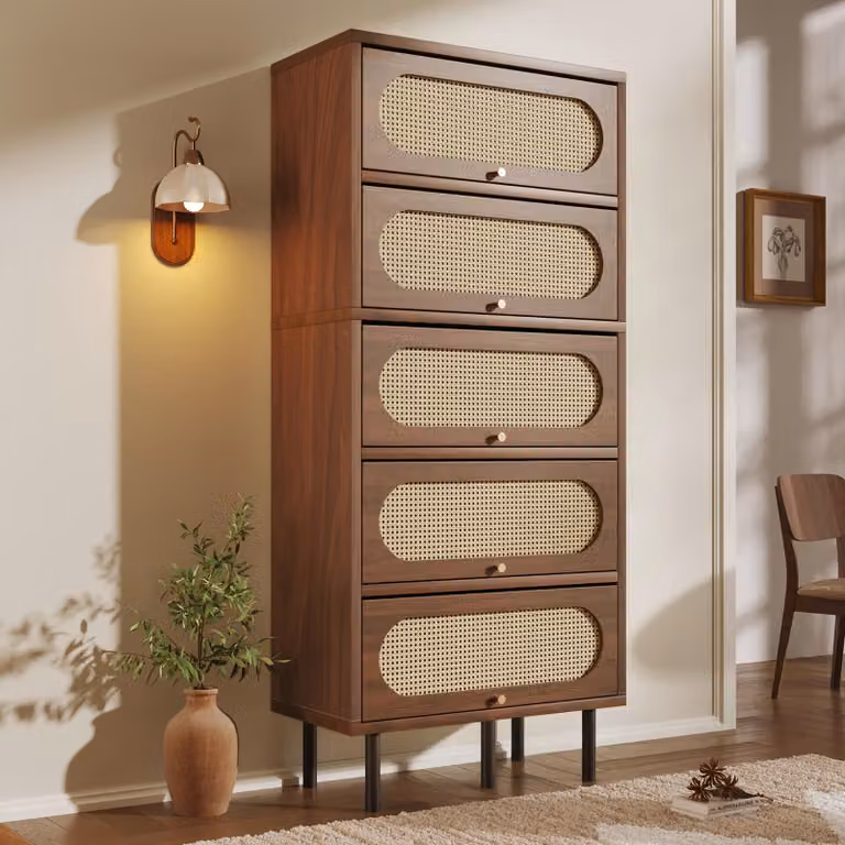 Comodino in rattan Flieks con 5 ante a ribalta, credenza alta con gambe in metallo, mobile da soggiorno 80x40x163 cm, noce
