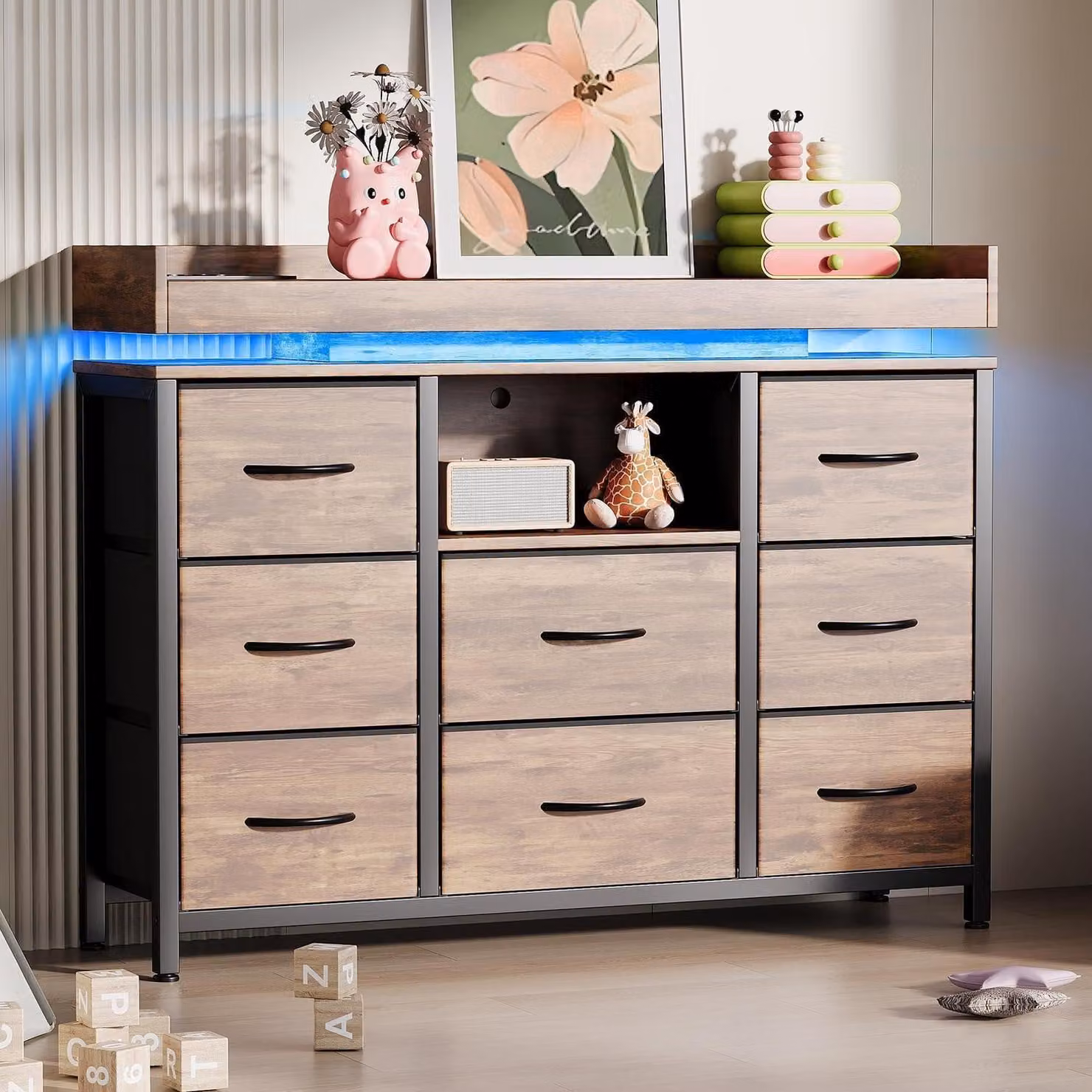 Comodino in tessuto con 8 cassetti, struttura in metallo, piano in legno, illuminazione LED e porta USB, finitura in legno naturale