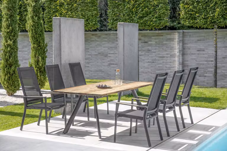 Tavolo Niehoff Noah con struttura a treppiede in alluminio e legno massello di teak