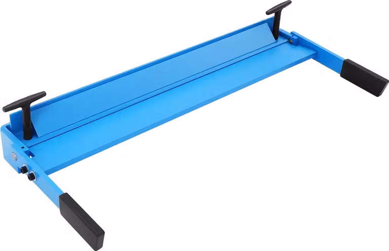 Macchina piegatrice per lamiere manuale, larghezza di lavoro massima 630 mm, capacità di piegatura 1-1,2 mm, angolo di piegatura 0-120°, distanza tra la piastra superiore e quella inferiore 0-5 mm, modalità di funzionamento manuale