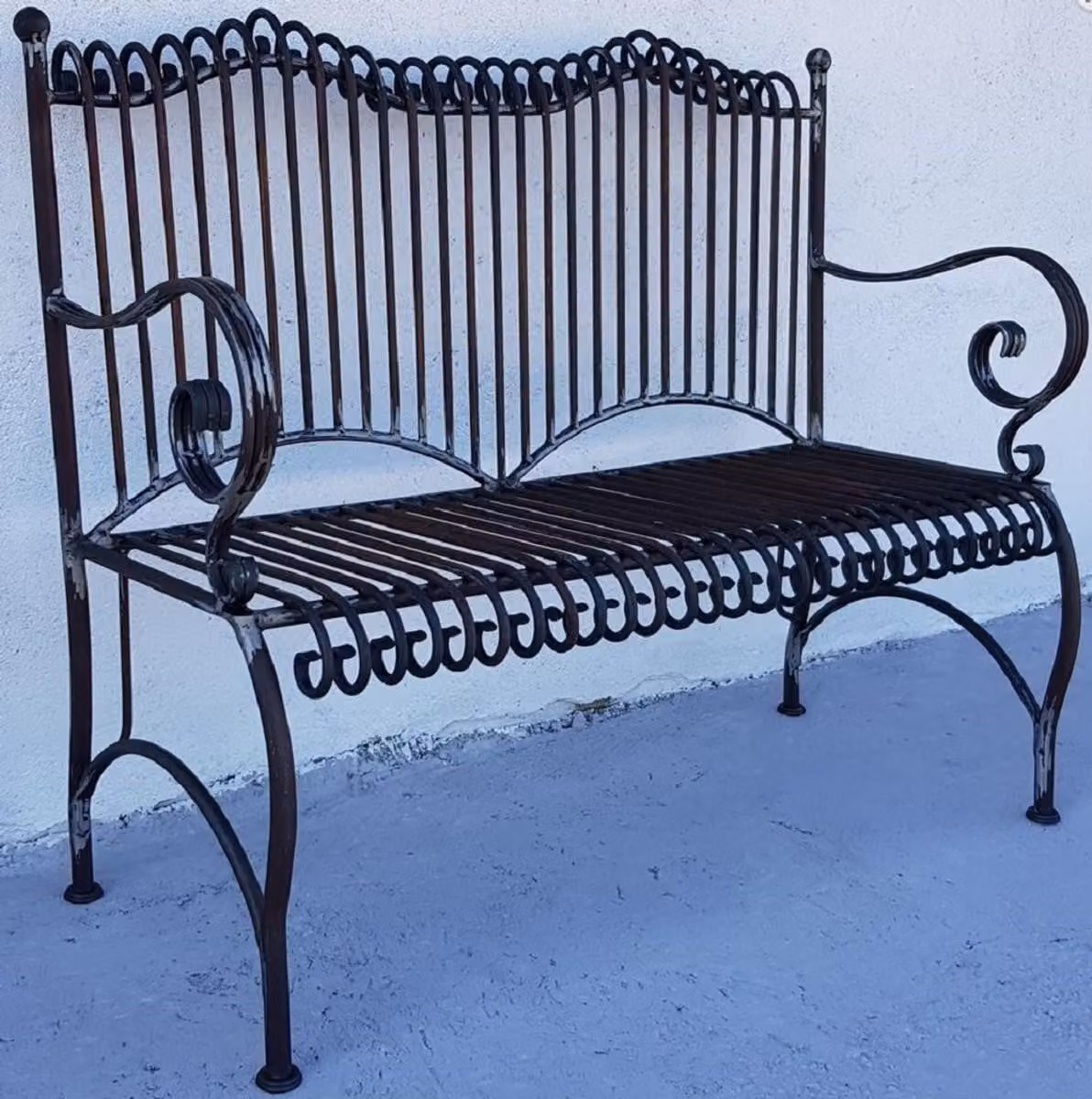 Casa Padrino Panca da giardino in stile liberty nero antico 125 x 55 x h. 115 cm - Panca in ferro battuto realizzata a mano - Panca con braccioli - Mobili da giardino in stile barocco e liberty
