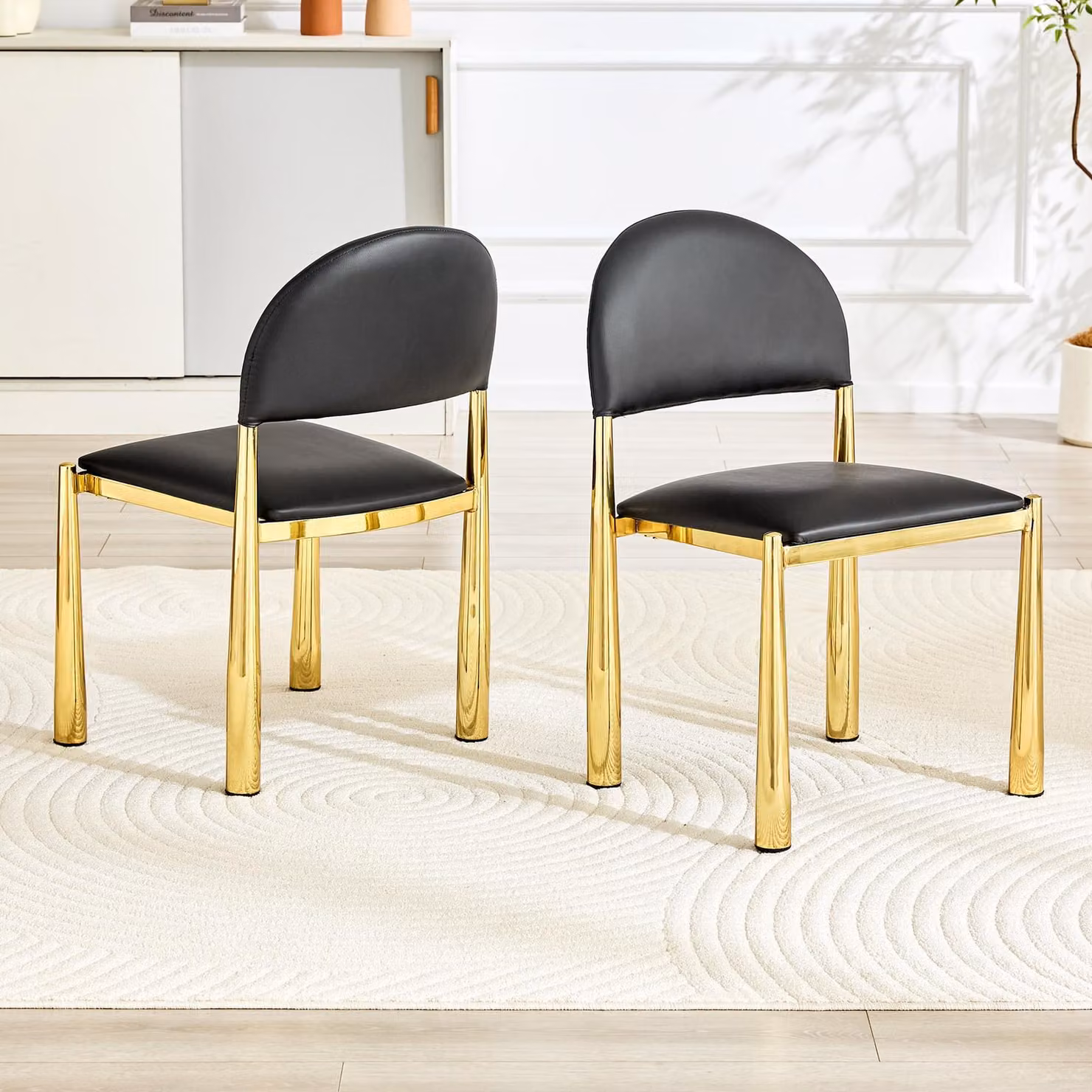 Set di 2 moderne sedie da pranzo, poltrona imbottita con schienale semi-circolare, sedia da cucina in ecopelle e con gambe in metallo. Il set include solo le sedie, la tavola non è inclusa. Altezza: 80 cm. Design elegante e robusto, colore nero