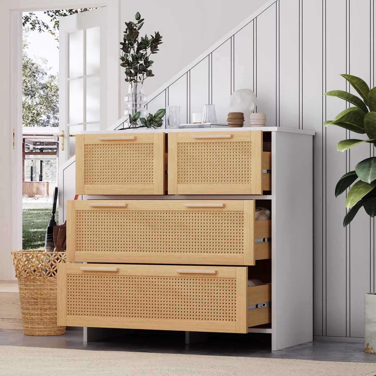 Cassettiera Flieks con 4 cassetti, credenza in rattan con maniglie in legno massiccio, mobile da soggiorno con cassetti, finitura naturale, bianco