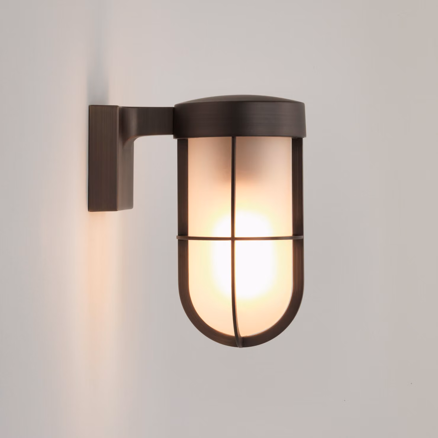 Astro Cabin Frosted - Applique da esterno in bronzo IP44, E27