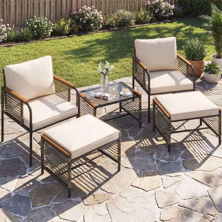 Set conversazione da esterno Costway composto da 5 pezzi in rattan bianco con tavolino in vetro temperato e 2 pouf per giardino, balcone o terrazza