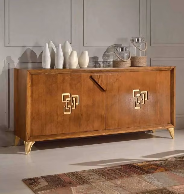 Credenza in frassino chiaro poro aperto con 2 porte e dettagli in foglia oro Mobili 2G L: 180 cm, P: 50 cm, H: 88 cm
