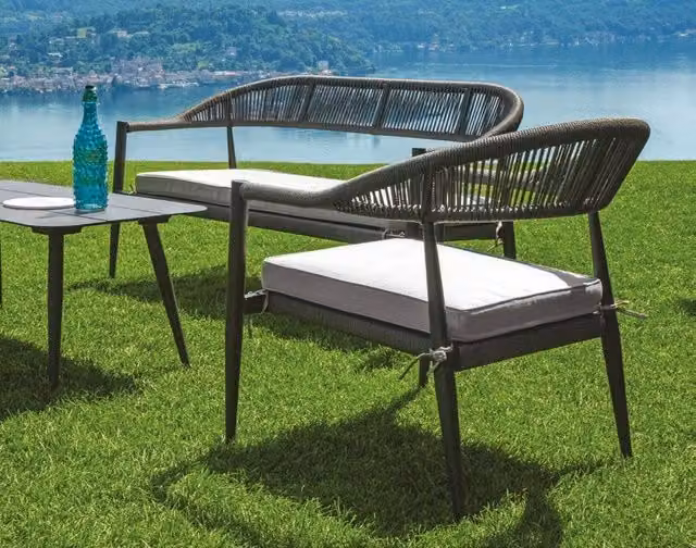 Set da salotto da esterno Moia Spa Milano composto da divano a 2 posti, poltrone e tavolino in alluminio antracite e rattan con cuscini inclusi