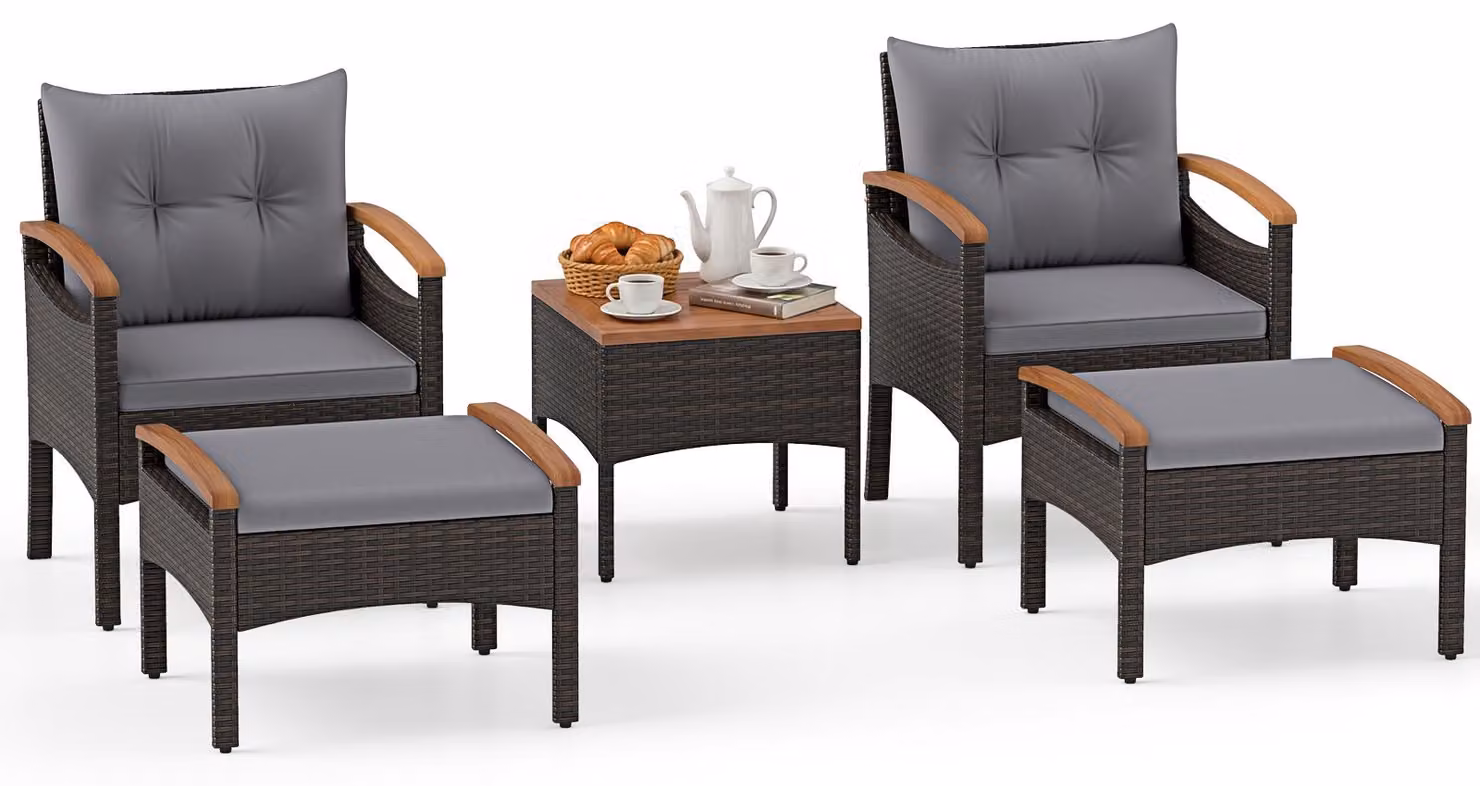 Set di mobili da giardino in polyrattan COSTWAY, 5 pezzi. Set da balcone comprensivo di 2 sedie con poggiapiedi, tavolo e cuscini, piano del tavolo e braccioli in legno di acacia, set da salotto grigio