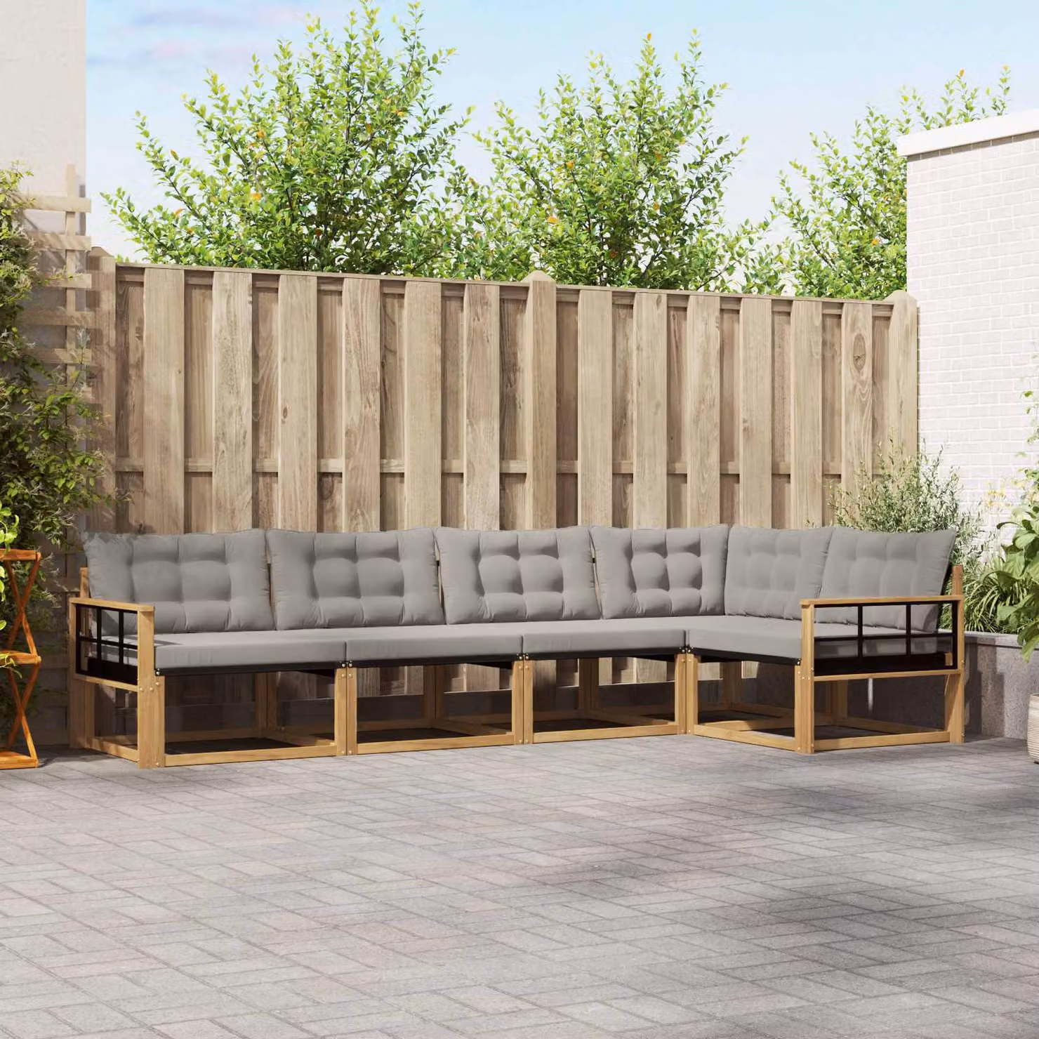 Set di divani da esterno vidaXL a forma di L composto da 5 pezzi in legno di acacia con cuscini bianchi e grigi