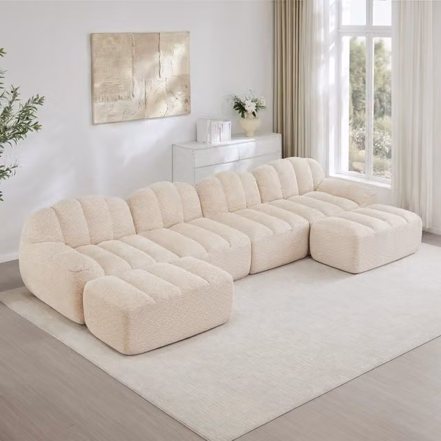 Divano panoramico modulare MIVRAY a 4 posti in tessuto bouclé beige e bianco con pouf coordinato e seduta ampia per il tuo soggiorno