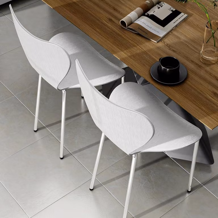 Set di 2 sedie da pranzo - Sedie da cucina moderne - Seduta in plastica con gambe in metallo argentato