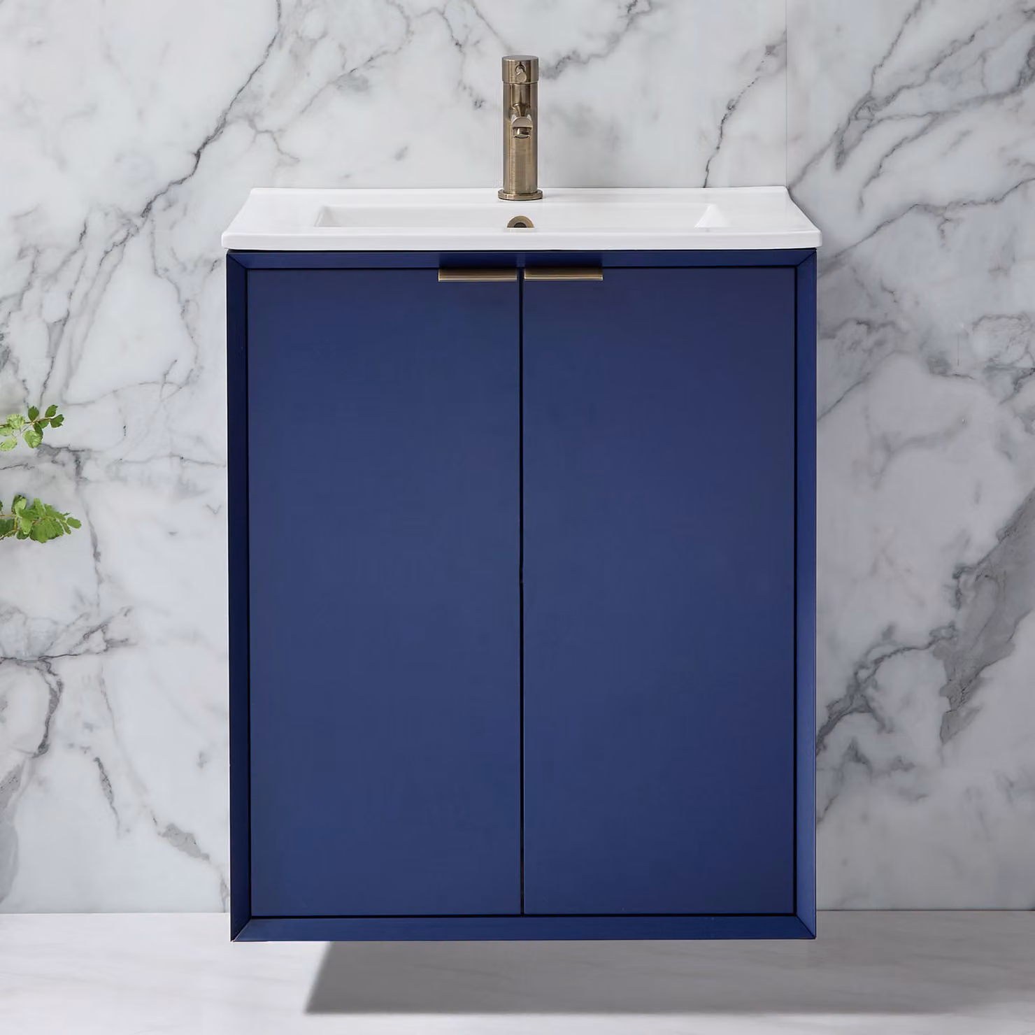 Mobile Bagno Sospeso Blu Marino 610mm con Lavabo e Maniglie Ottone Spazzolato con Impugnatura a Dito - Edge