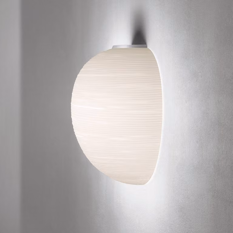 Foscarini Applique da parete di design Rituals, dimmerabile, Bianco / Opale, Soggiorno / Sala da pranzo, Vetro, Design, Applique