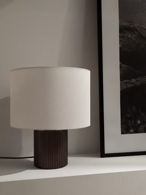 Lampada da tavolo Vellore Kenay Home in legno e tessuto con luce bianca calda