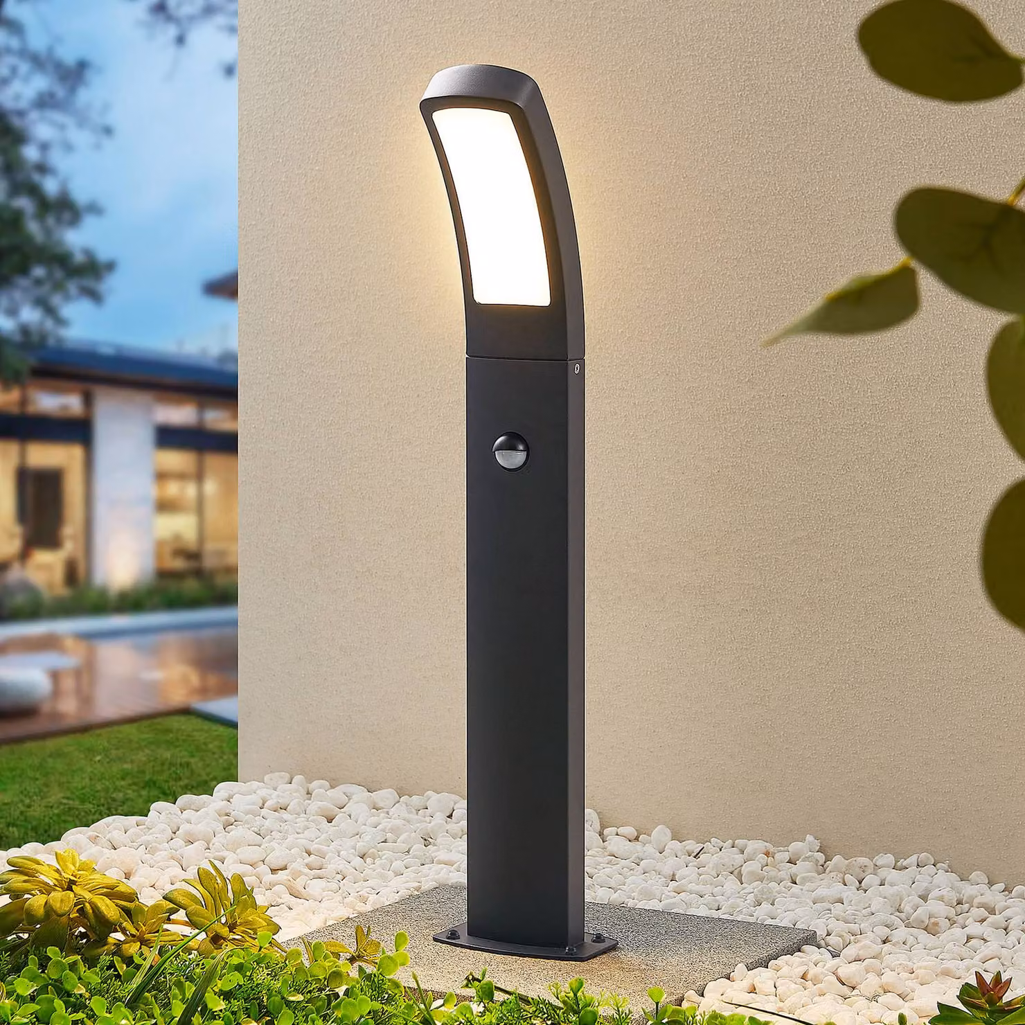Lindby lampioncino LED Moshe, 60 cm, antracite, sensore Moshe, Nero, Alluminio, Moderno