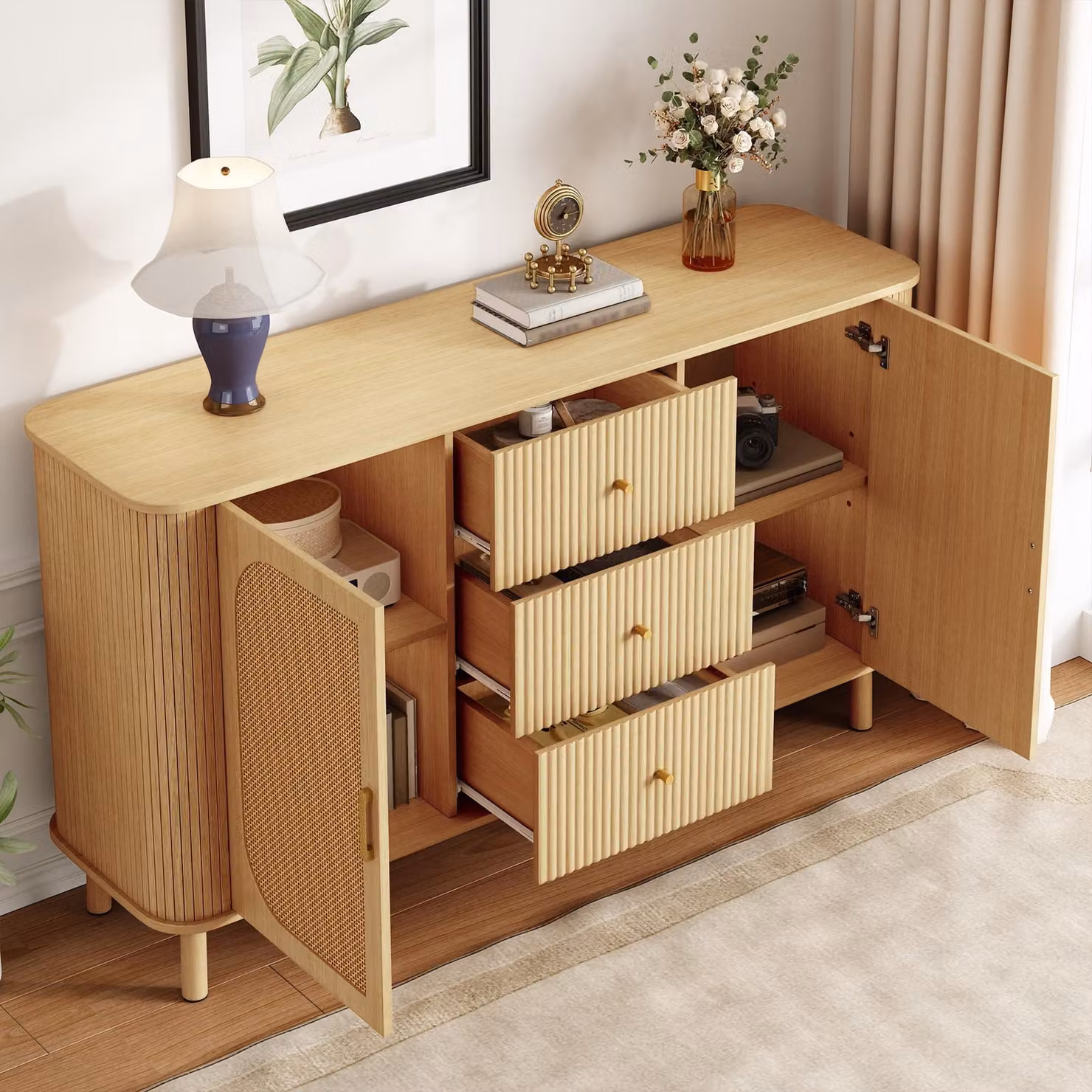 Credenza MODFU con pannello porta in rattan, mobile con cassetti, vetrinetta laterale con incavo nella parete posteriore, mobile buffet con gambe in metallo