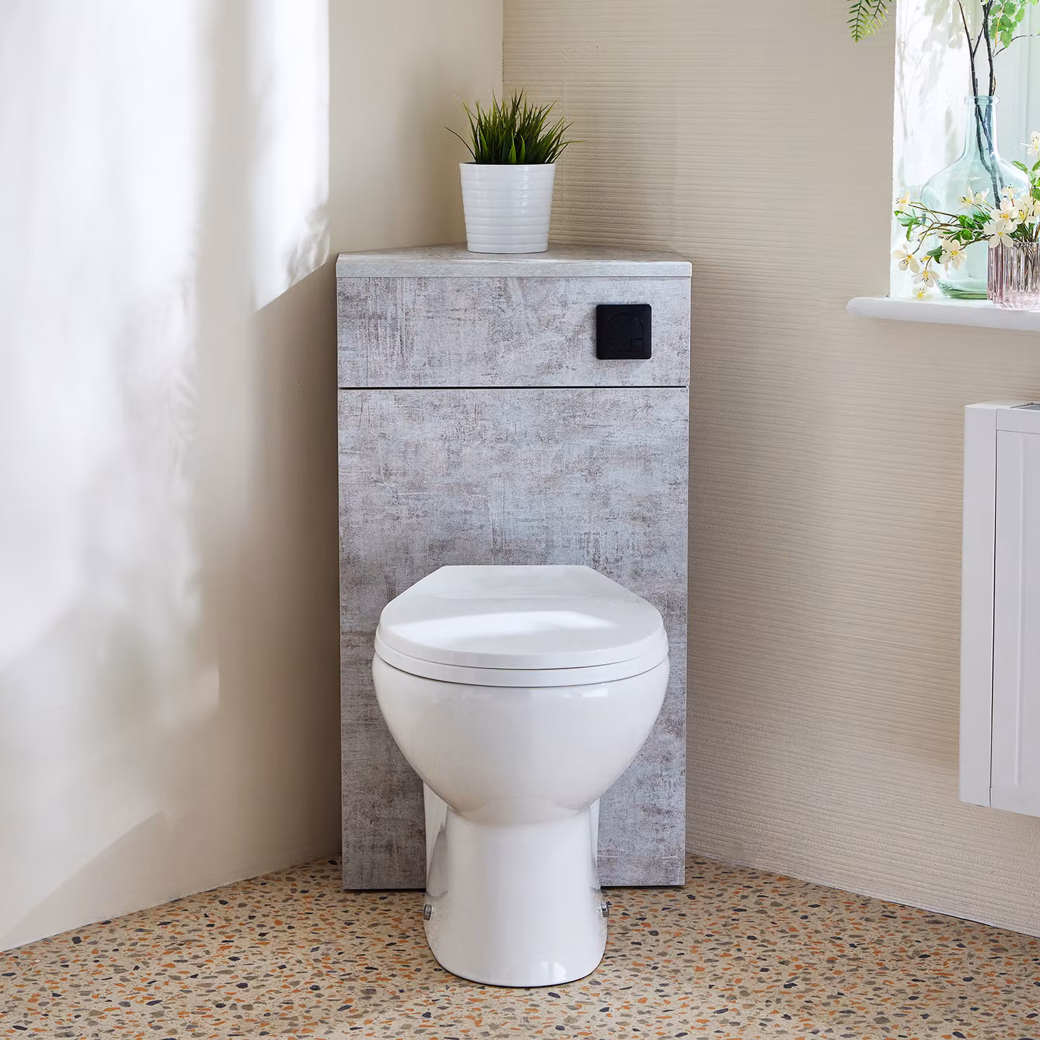 Unità WC Angolare in Grigio Cemento con Sanitario a Filo Muro Select e Pulsante di Scarico Nero - Cluo