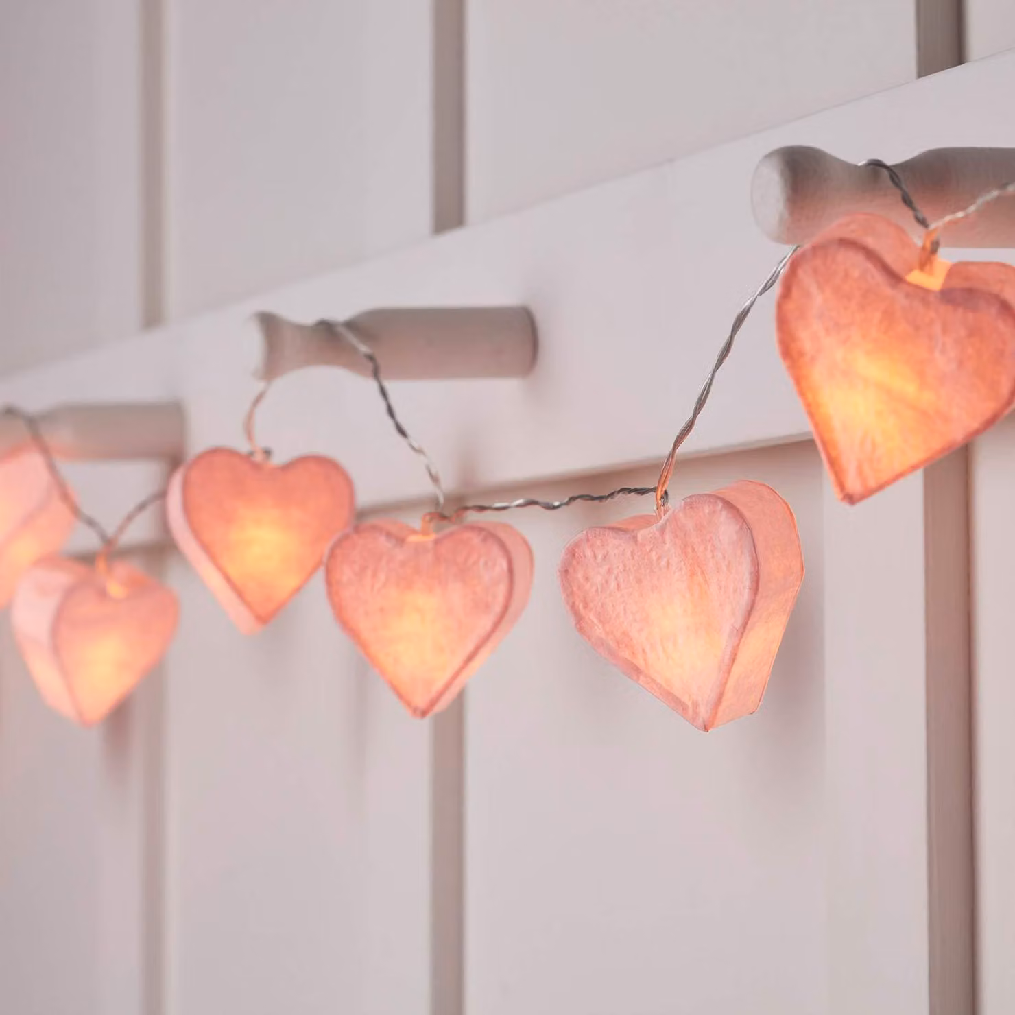 Catena luminosa a forma di cuore, con 10 LED bianco caldo, realizzata in carta rosa, dotata di timer e alimentata a batteria