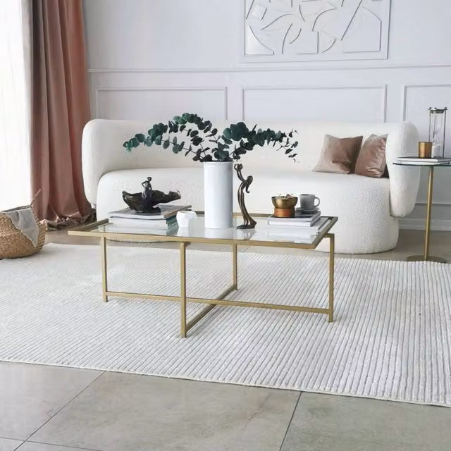 Tavolino da salotto Anna DMORA con piano in vetro trasparente e struttura oro L: 94 cm, P: 64 cm, H: 35 cm