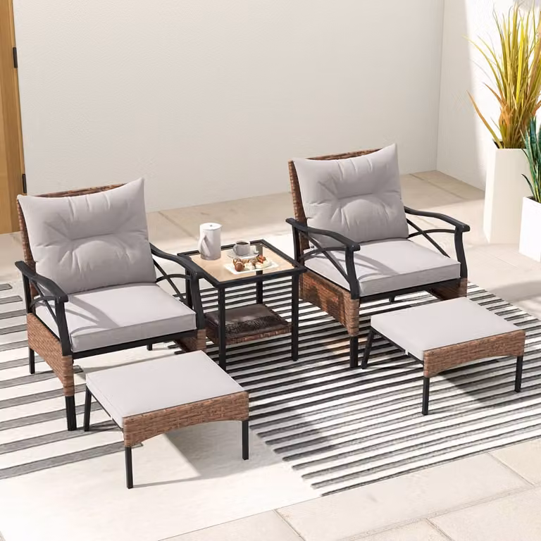 Set di 5 mobili da giardino Costway in rattan marrone con tavolino in vetro temperato e sedie con poggiapiedi e cuscini per esterno