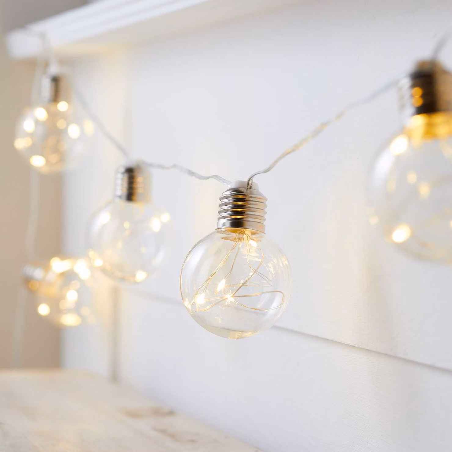 Catena luminosa con 50 micro-LED a luce calda, lunghezza 2,75 metri, con timer
