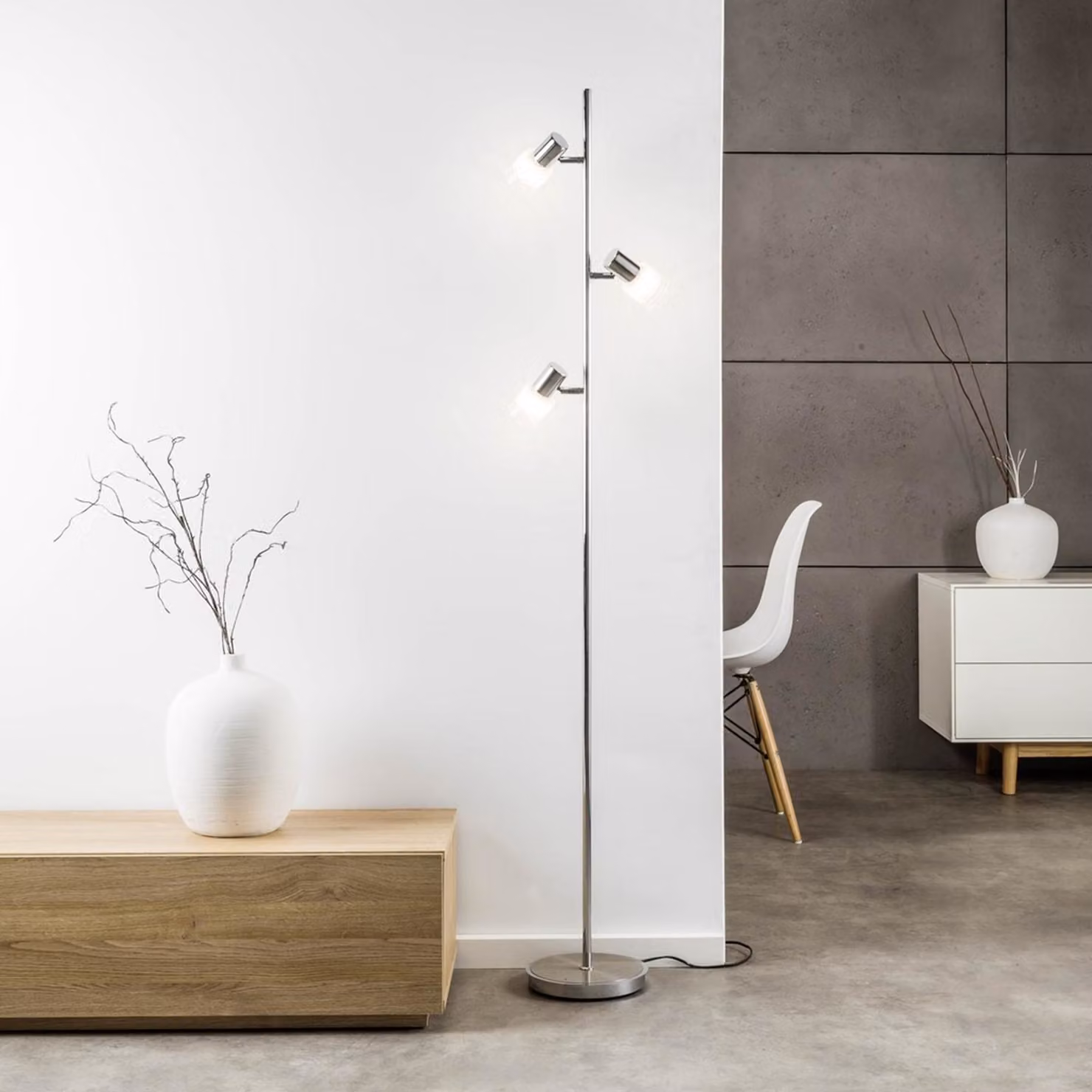BRILLIANT Lampada da terra LED Lea | lampada da terra senza tempo | 3 fiamme | metallo/vetro | ferro/cromo/bianco | teste orientabili | 3x E14 max 4 W