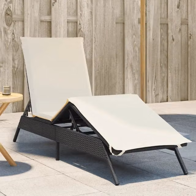 Lettino prendisole vidaXL in polyrattan con cuscino bianco e nero, poggiatesta regolabile e tessuto resistente alle intemperie, L/P/H: 200 x 76 x 59 cm – 1
