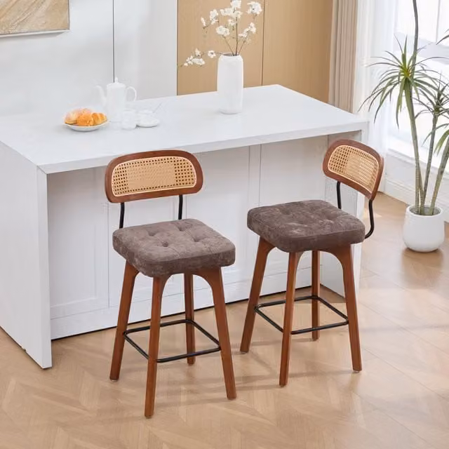 Set di 2 sgabelli da bar girevoli a 360° MIVRAY in ciniglia color caffè con schienale in rattan e poggiapiedi in metallo