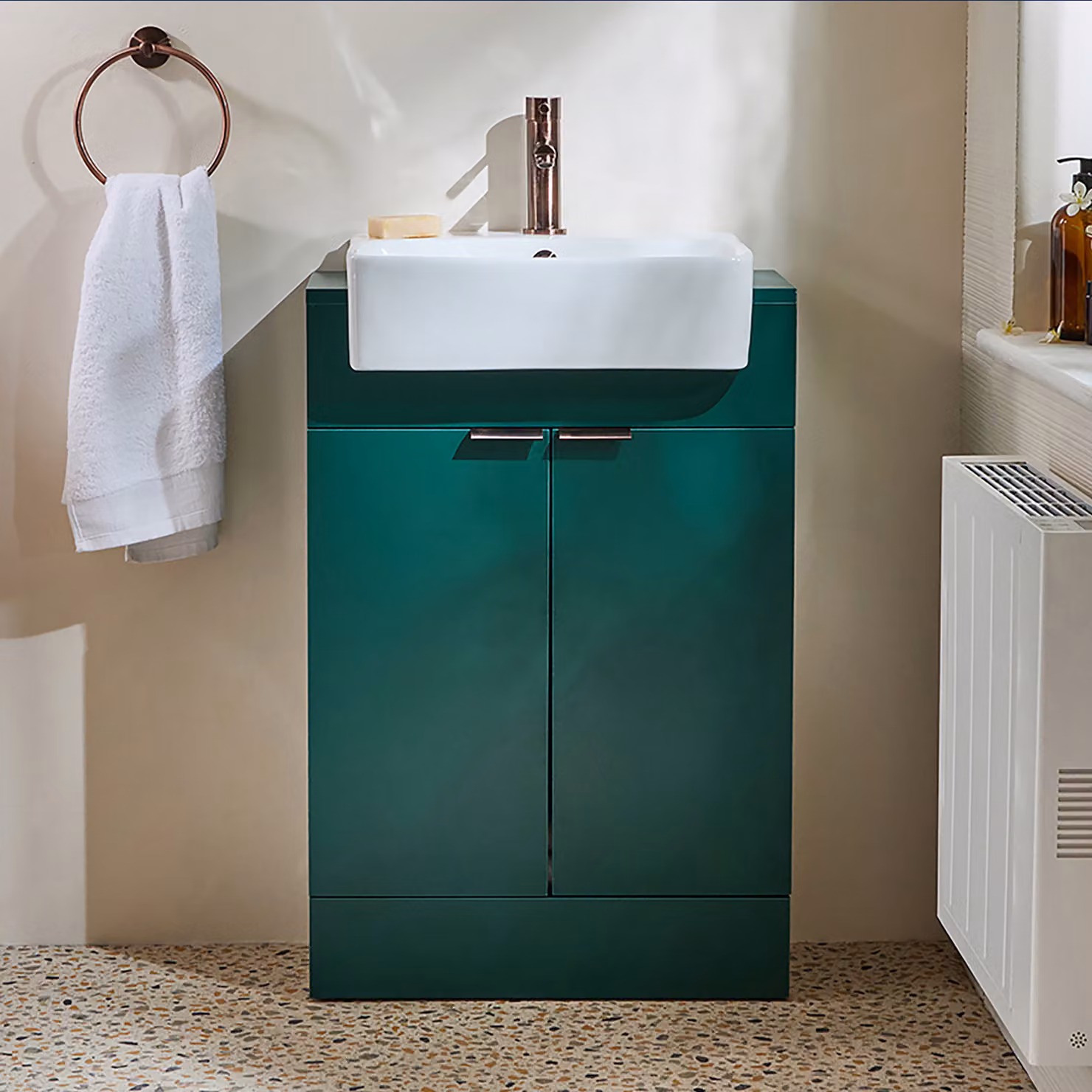 Mobile Bagno a Terra Verde Scuro da 550mm con Lavabo e Maniglie con Impugnatura a Dito in Bronzo Spazzolato - Cluo