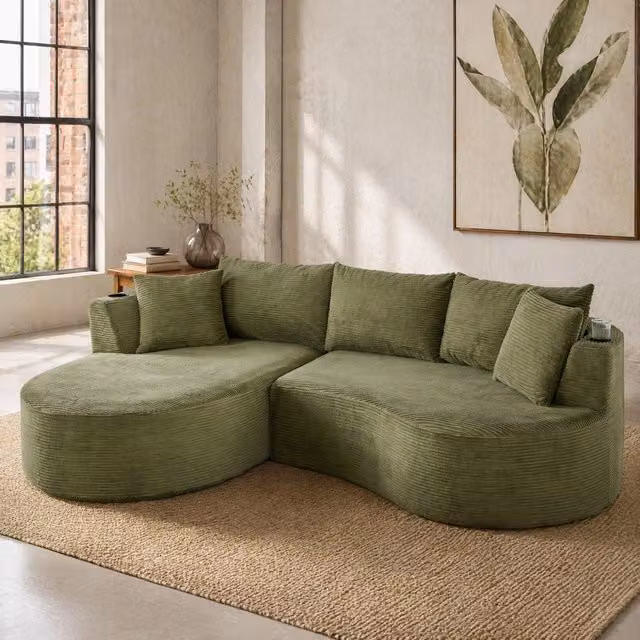 Divano angolare Mivray a 3 posti con chaise longue sinistra in tessuto a coste verde con portabevande e cuscini inclusi