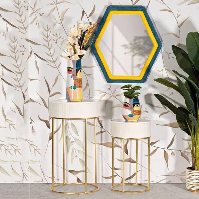 Set di 2 tavolini da salotto Davapa, design rotondo con finitura lucida, colore bianco crema e oro, L/P/H: 50 x 50 x 90 cm