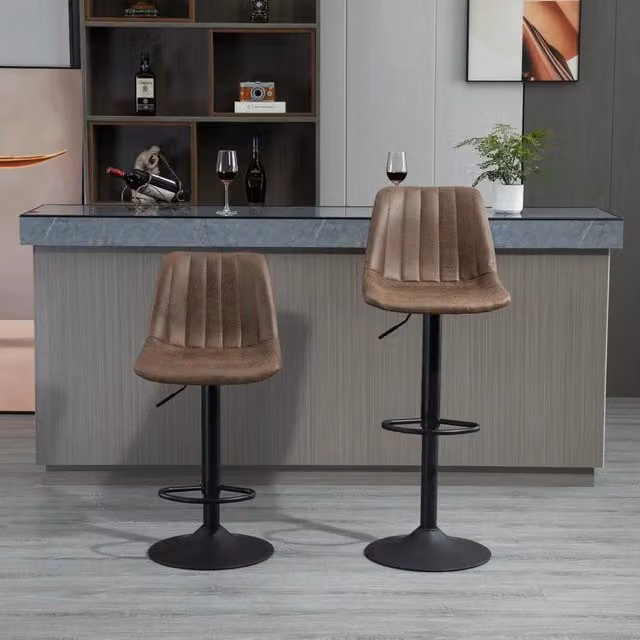 Set di 2 sgabelli da bar OKWISH regolabili in altezza con schienale imbottito in microfibra marrone e poggiapiedi in metallo