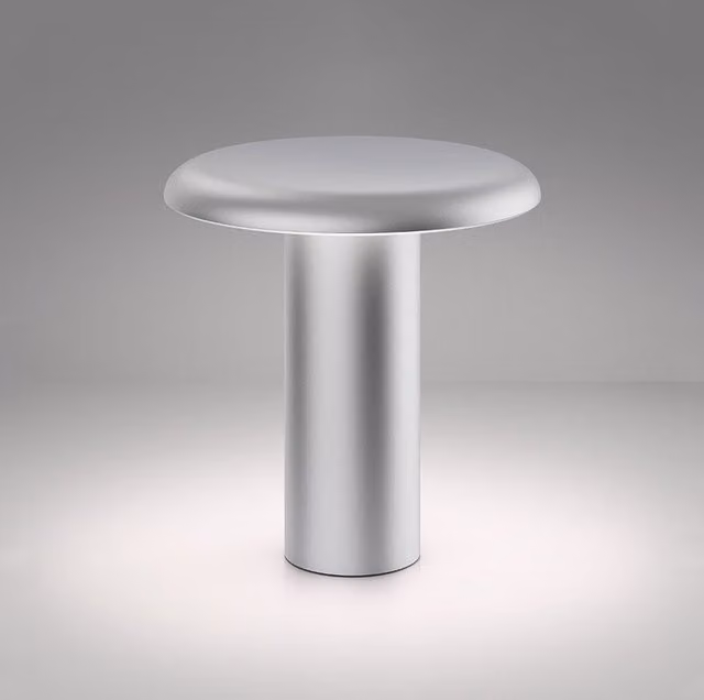 Artemide Takku Lampada da tavolo ricaricabile a LED con controllo touch, disponibile in bianco o grigio