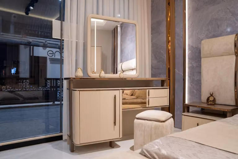 Eleganter Beigefarbener Schminktisch mit Spiegel und Puff aus Holz