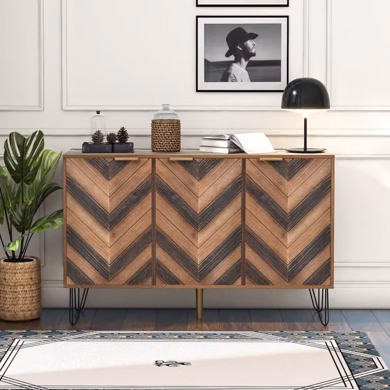 Credenza Fortuna Lai con riproduzione a spina di pesce e piedini in ferro, cassettiera a 3 ante con maniglie in metallo dorato, legno alto, credenza, 120 cm, noce