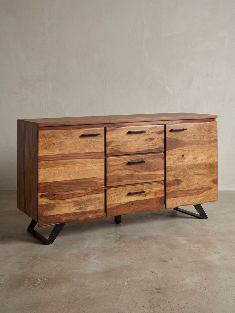 Elegante credenza in legno di sheesham con design a bordi naturali, struttura in metallo. 145x45x82 cm | Kadima Design