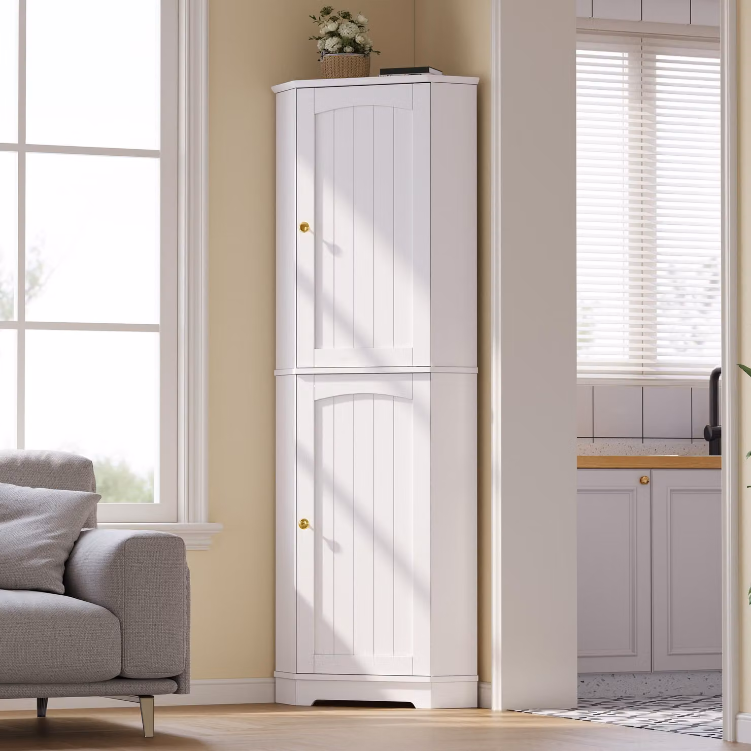 Mobiletto angolare bianco con due ante, dimensioni 42x42x166 cm, realizzato in MDF, con ripiani interni regolabili, maniglie rotonde dorate. Mobiletto angolare stretto, ideale per cucina, soggiorno e sala da pranzo