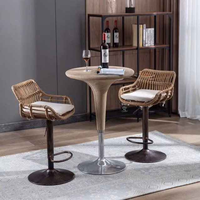 Set di 2 sgabelli da bar MODFU girevoli a 360 gradi regolabili in altezza, colore beige, con struttura in metallo e rattan