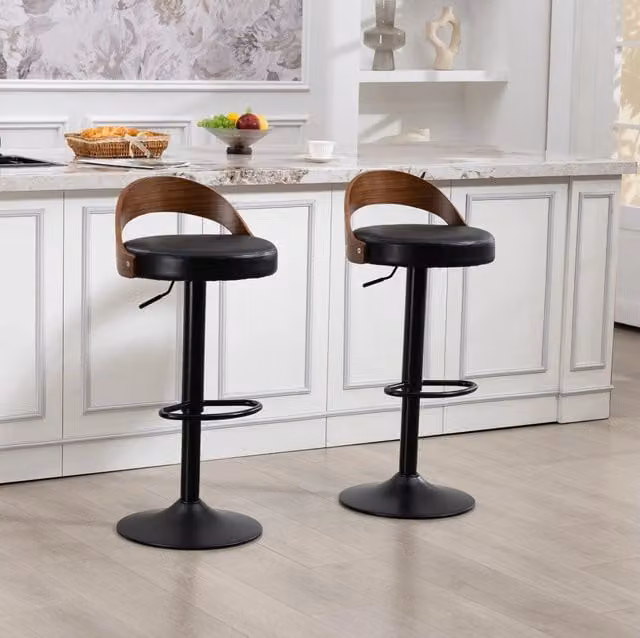 Set di 2 sgabelli da bar ULEVR girevoli a 360¡ã e regolabili in altezza, con schienale effetto noce e rivestimento in PU nero