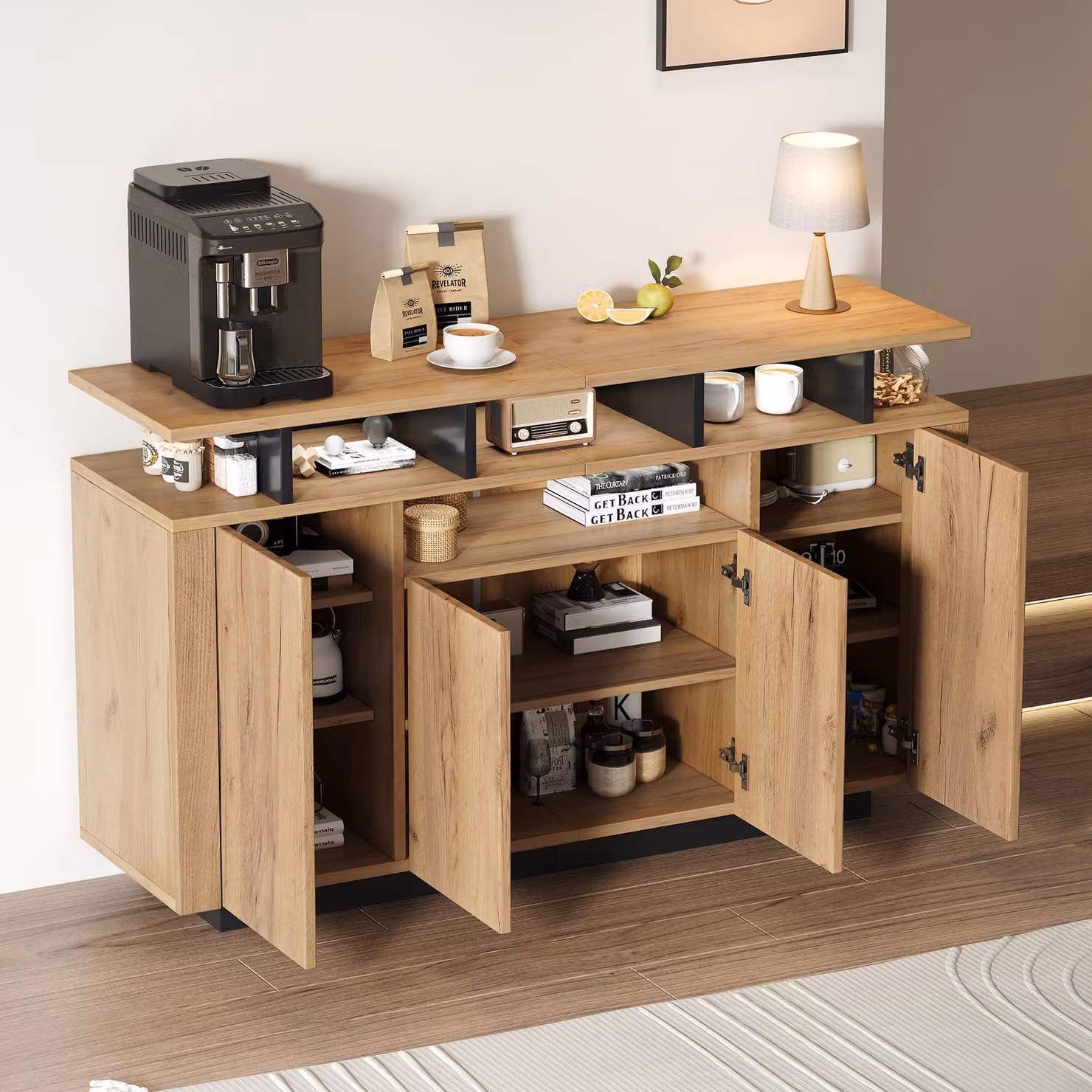 Comò/Credenza Fortuna Lai, con 4 ante e tre ripiani aperti, ideale per soggiorno, ingresso o ufficio. Colore naturale, dimensioni: larghezza 140 cm, profondità 40 cm, altezza 85 cm